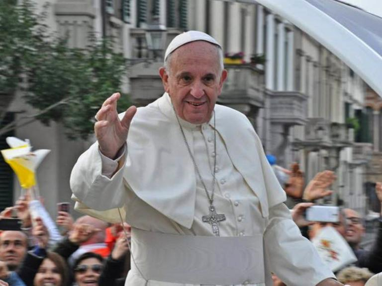 Pope Francis in Prato, Italy in 2015 (CC BY-SA 4.0 Zebra48bo)