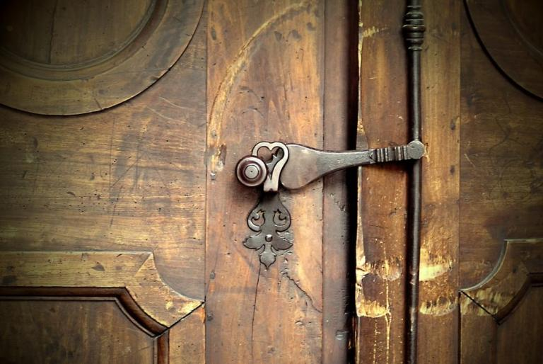 Church Door Locked (CC0 PeakPX)