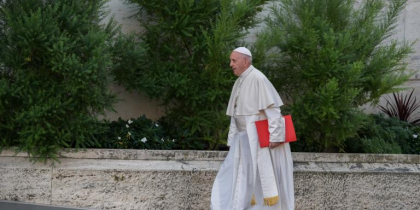 Pope Francis Walking on October 3, 2018 (Catholic Church of England and Wales CC BY-NC-SA 2.0 flickr.com/photos/catholicism/45035767712)