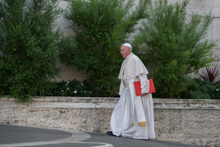 Pope Francis Walking on October 3, 2018 (Catholic Church of England and Wales CC BY-NC-SA 2.0 flickr.com/photos/catholicism/45035767712)