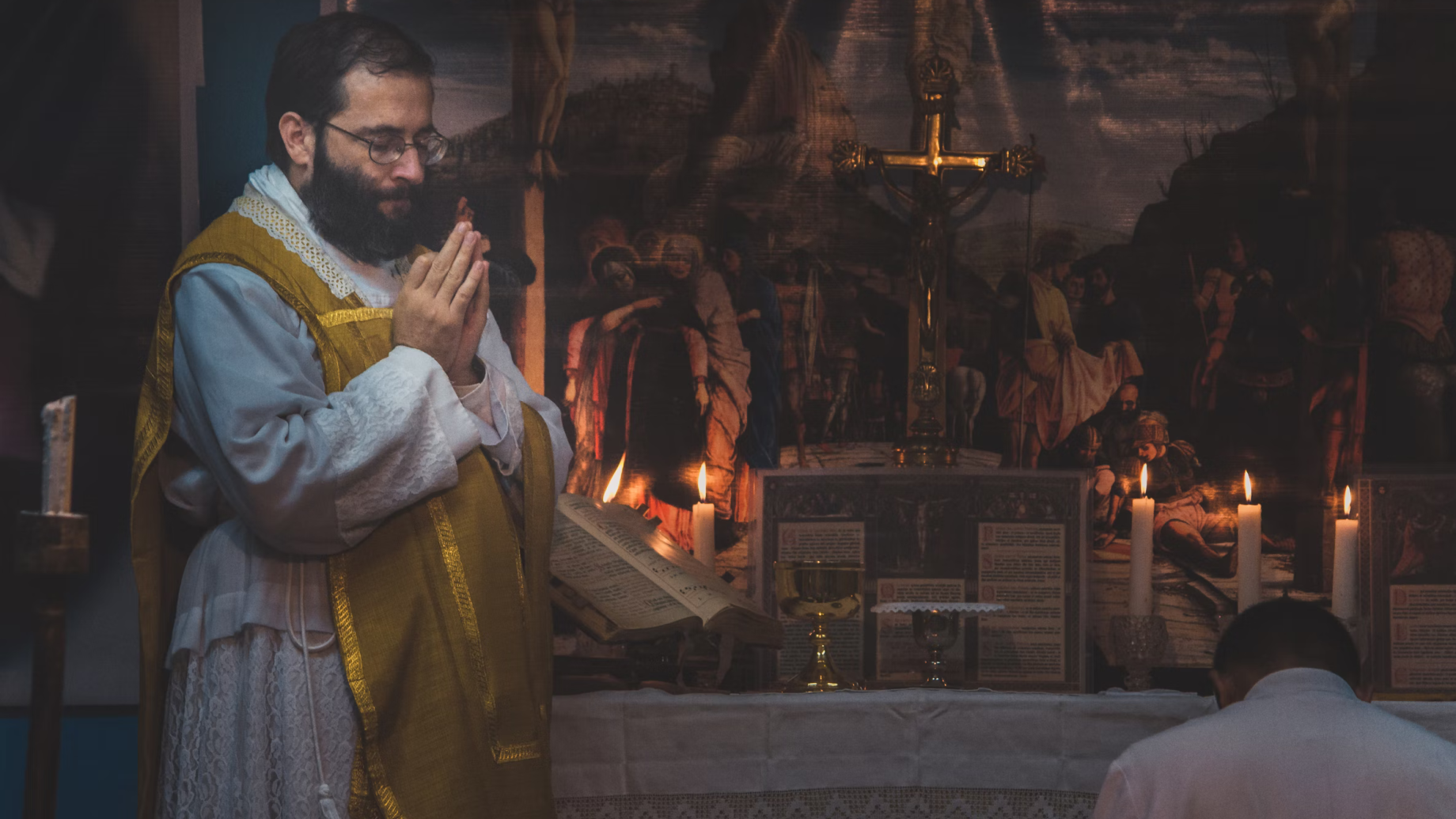 Priest celebrating extraordinary form