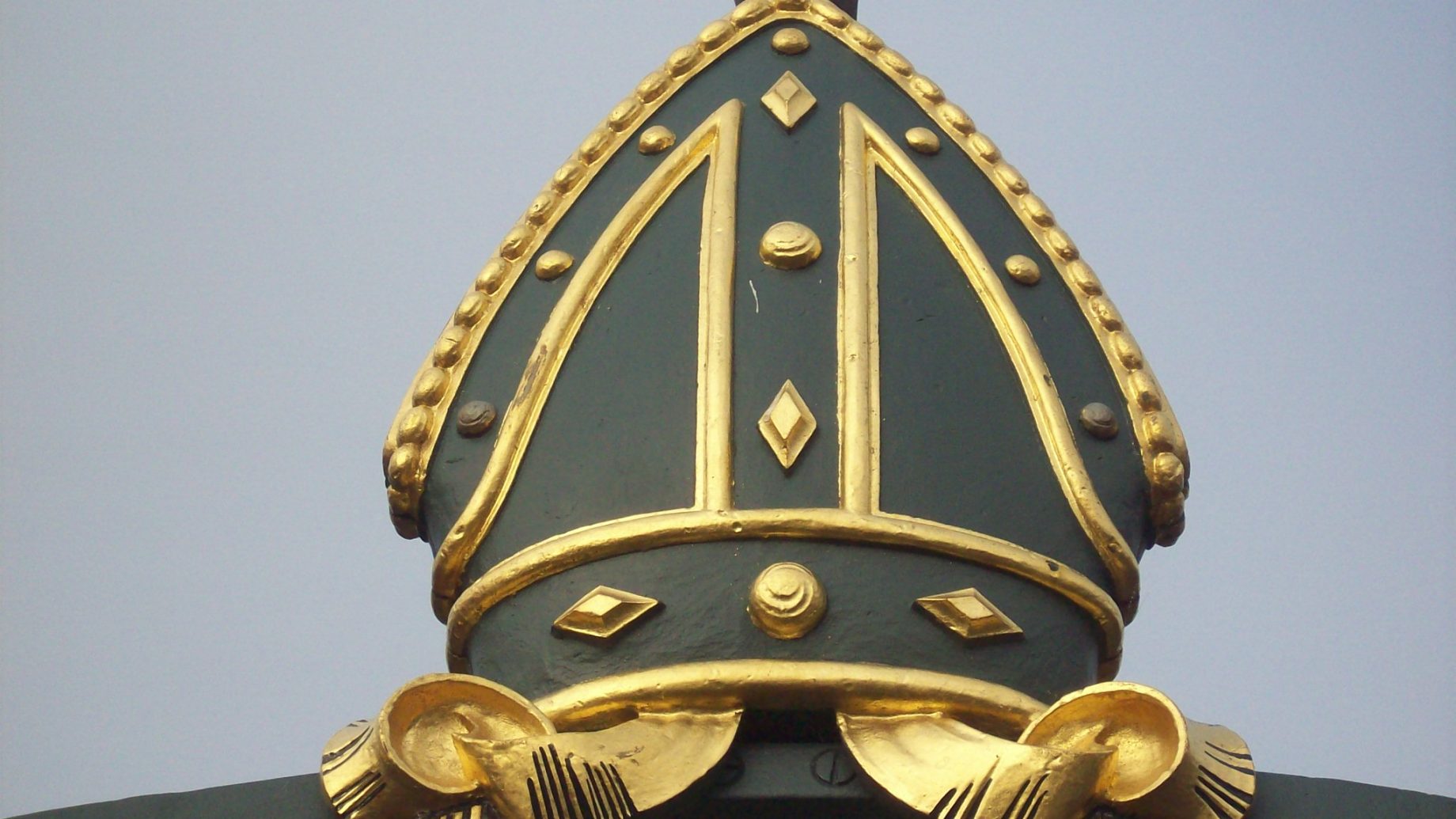 Mitre statute at Guildford Cathedral (CC BY-SA 2.0)